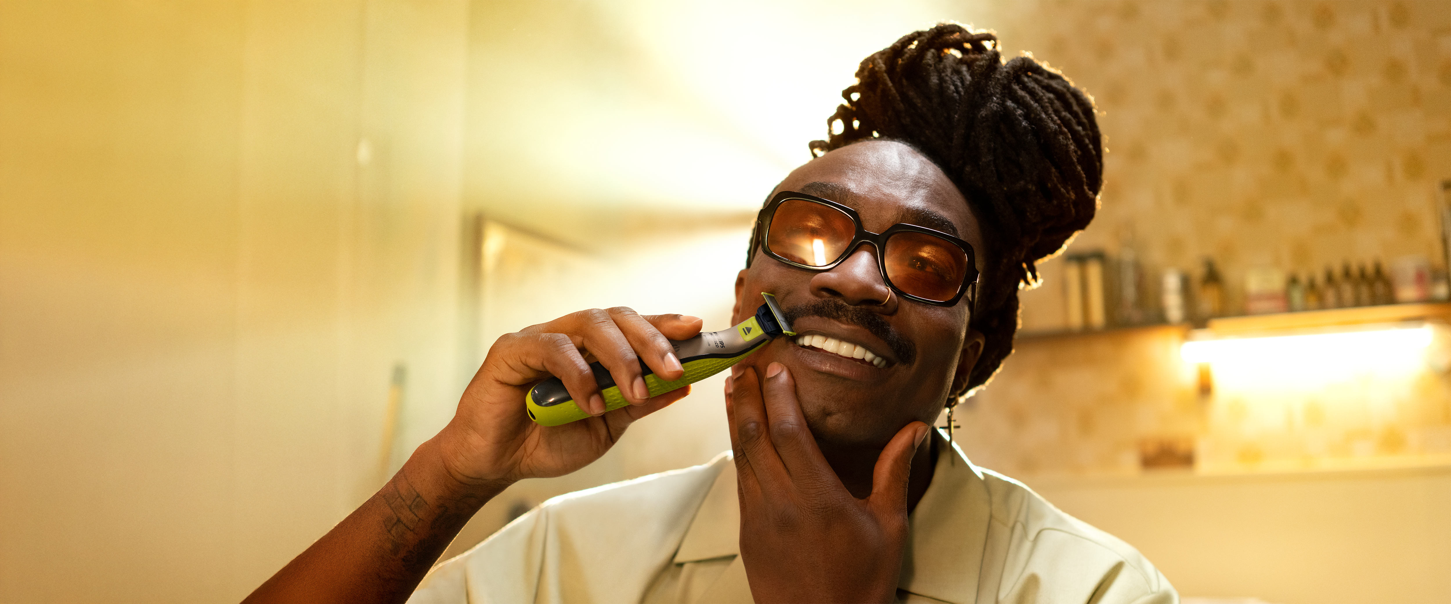 Homem usando OneBlade