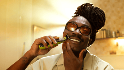 Homem usando OneBlade