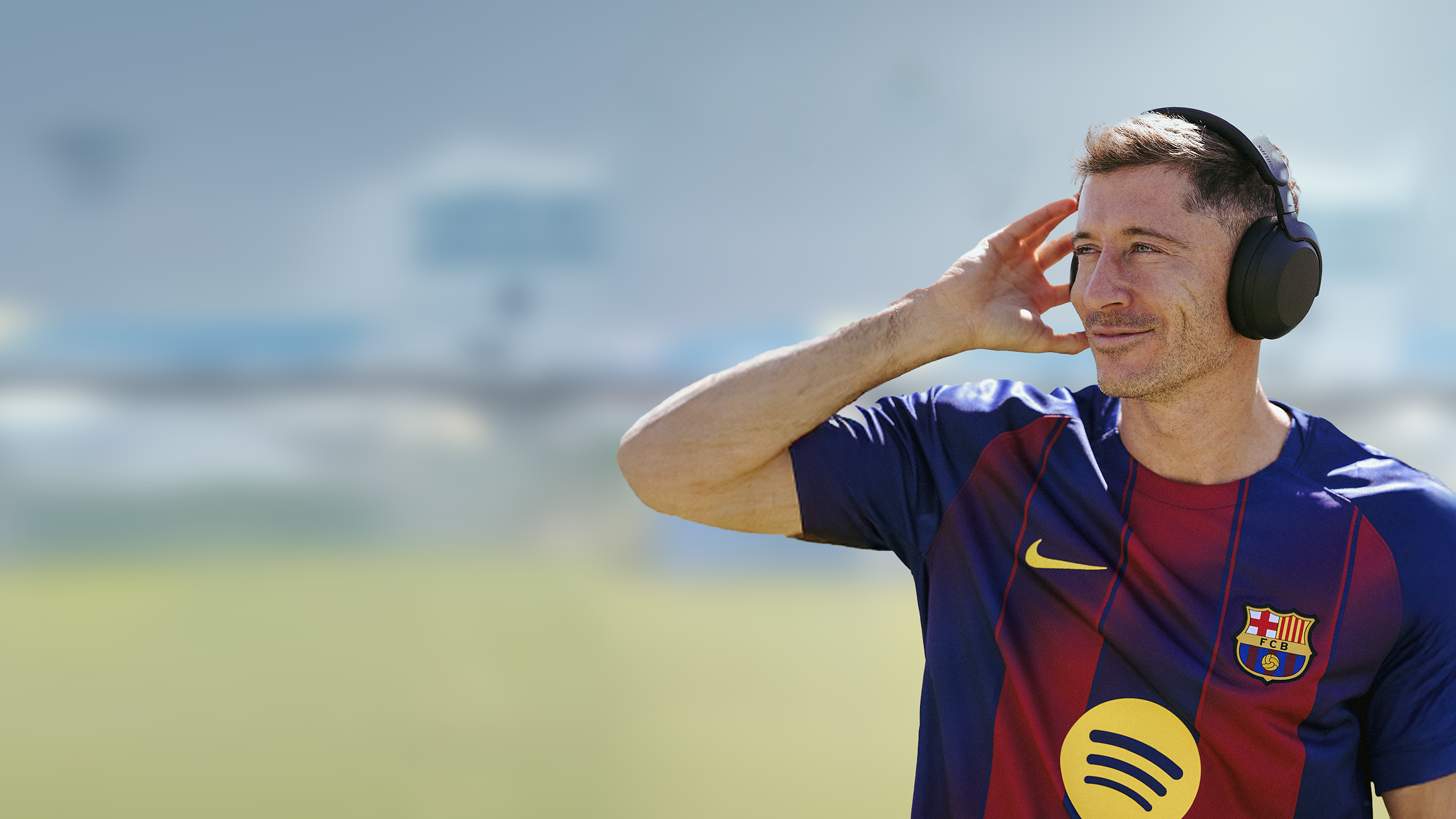 Lewandowski počúva hudbu pomocou slúchadiel Philips.