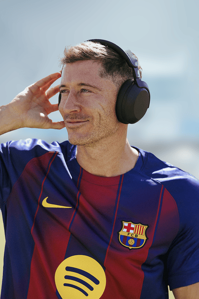 Lewandowski počúva hudbu pomocou slúchadiel Philips.