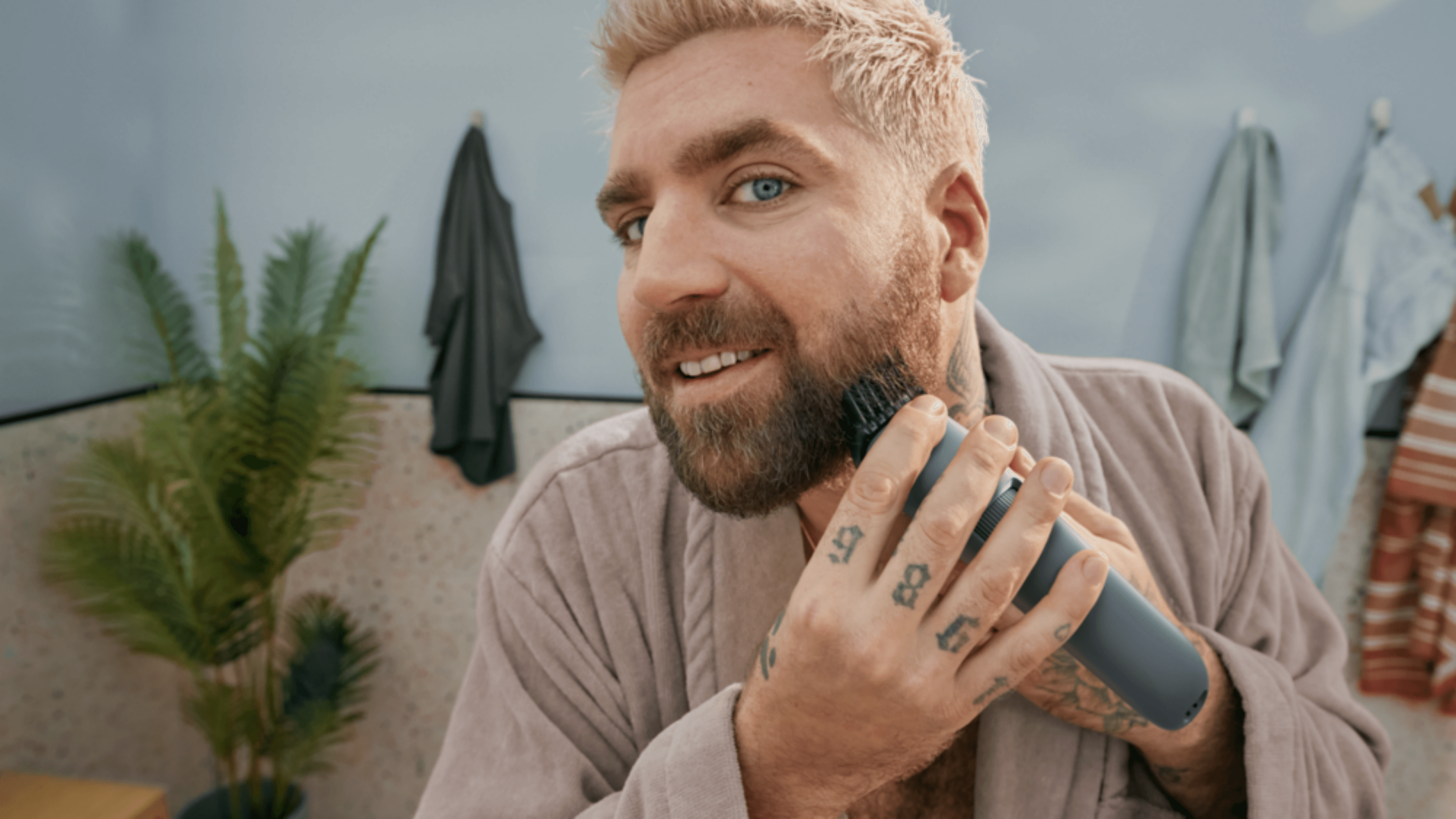 Homem a aparar a barba