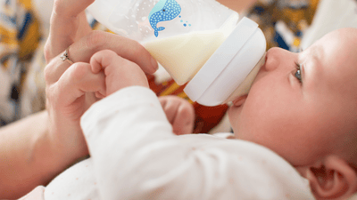 אמא מאכילה חלב לתינוק