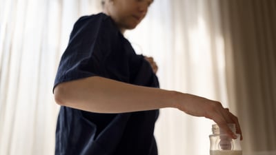 Смачивайте соски в сцеженном грудном молоке