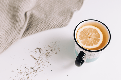 Чашка трав’яного чаю під час вагітності