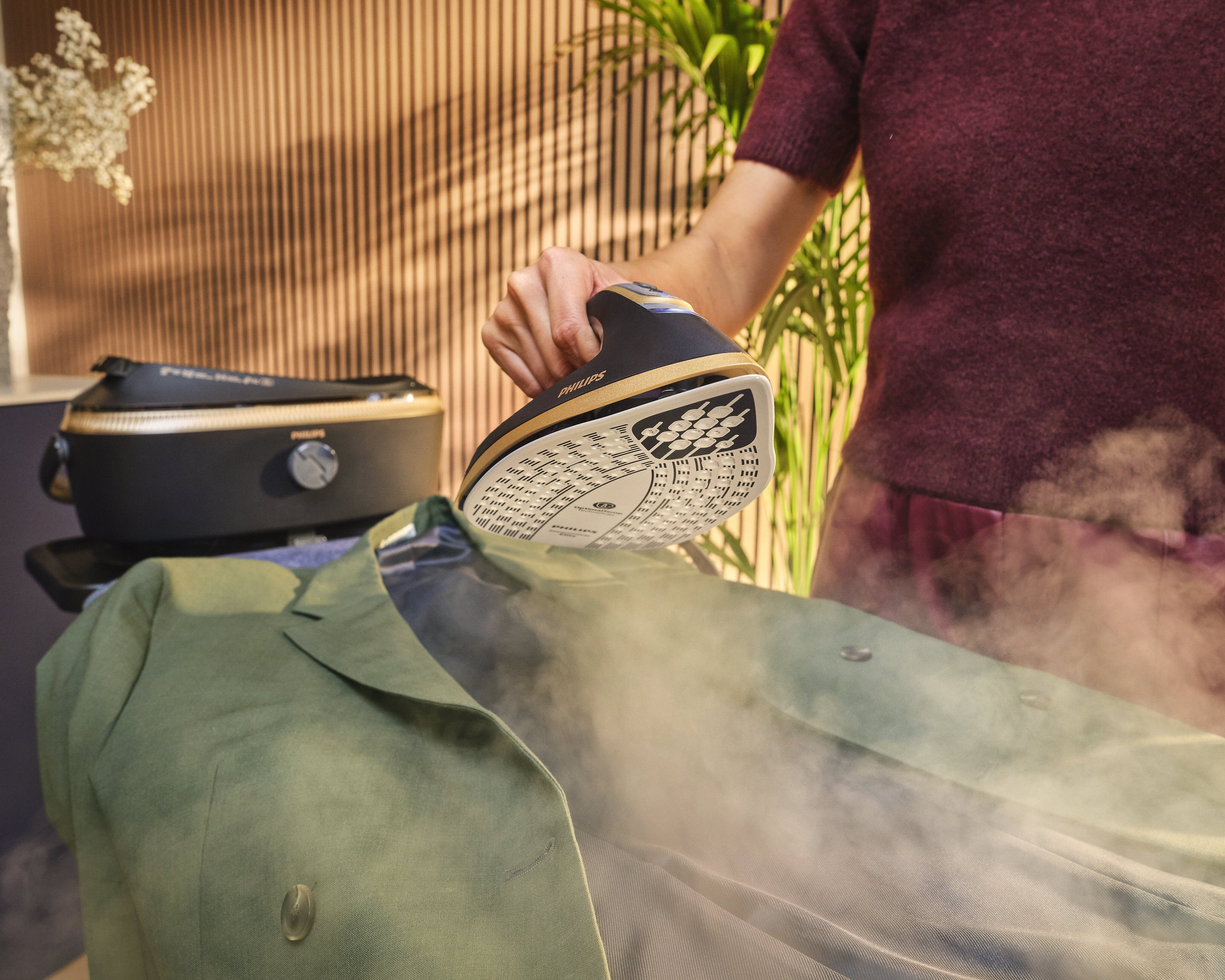 žehlička uvoľňujúca paru nad košeľou