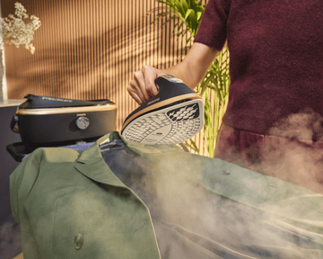 žehlička uvoľňujúca paru nad košeľou