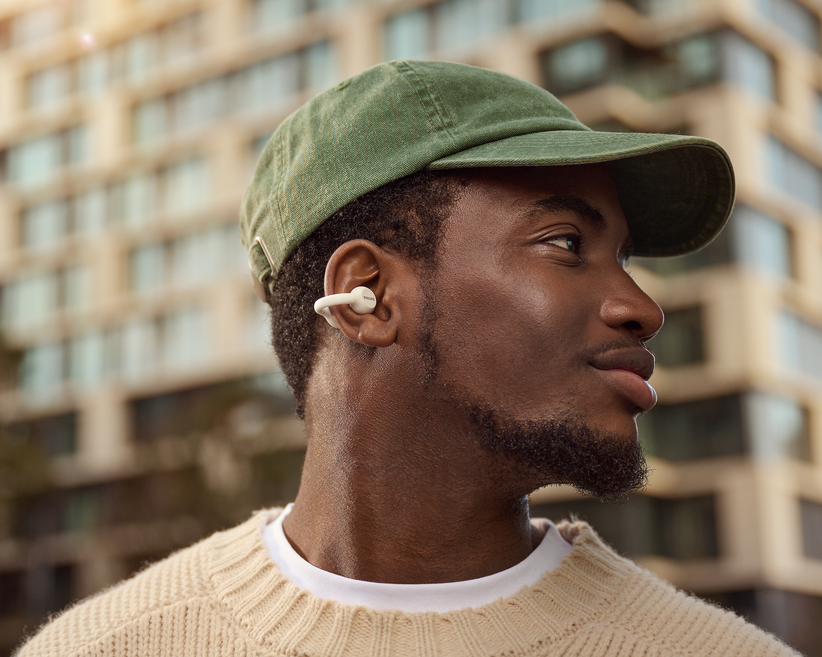 Osoba s bezdrôtovými slúchadlami Philips v mestskom prostredí