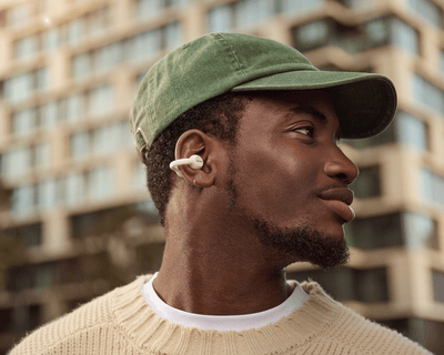 Bezdrátová sluchátka Philips v městském prostředí