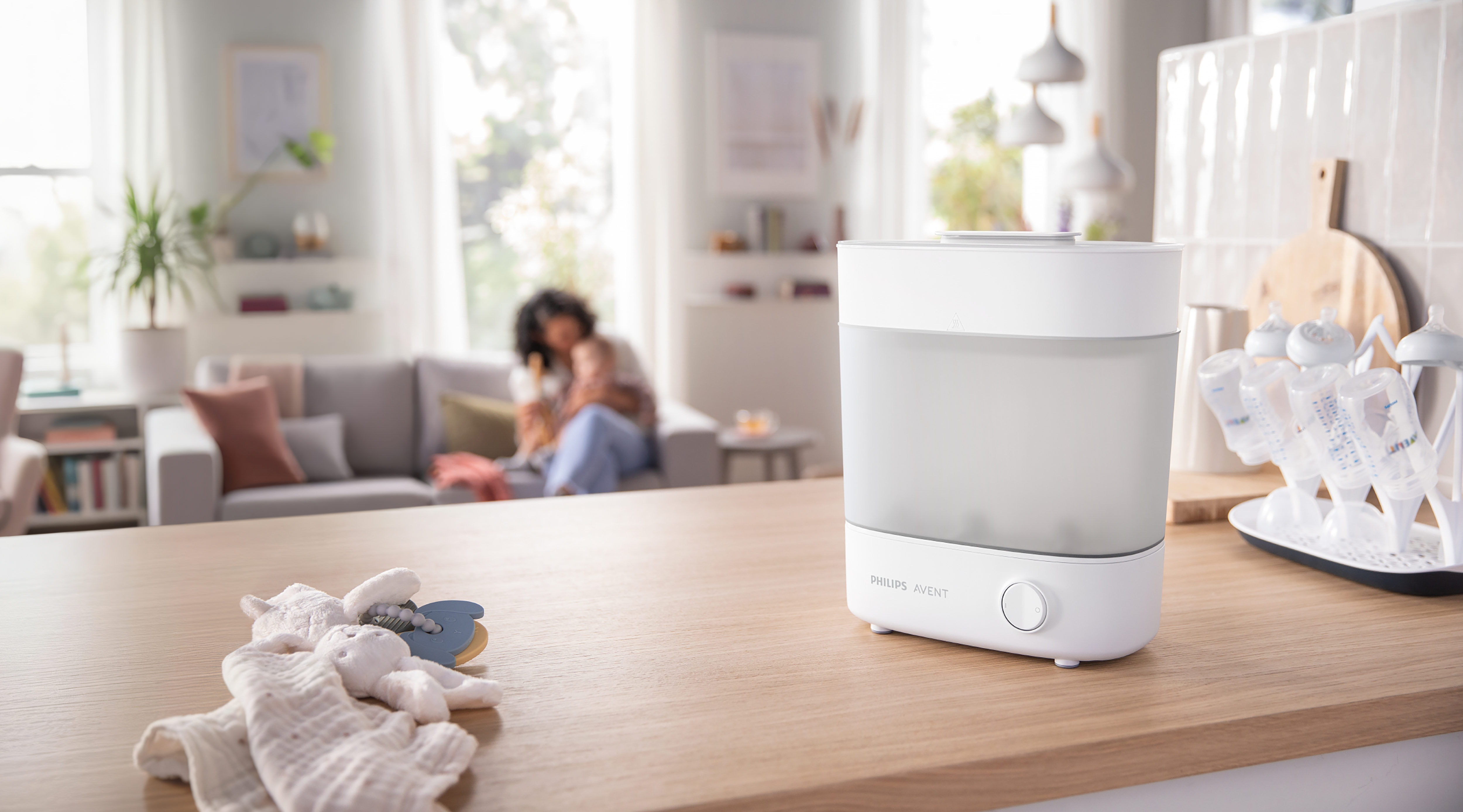 Esterilizador de biberones en la encimera de la cocina