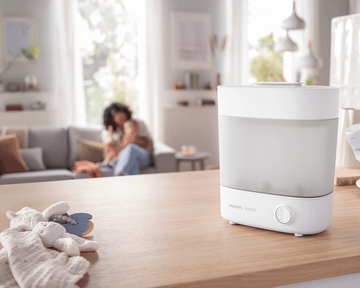 Esterilizador de biberones en la encimera de la cocina