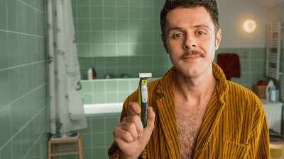 Zbliżenie mężczyzny pielęgnującego brodę za pomocą OneBlade