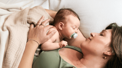 Малыш счастливо держит соску