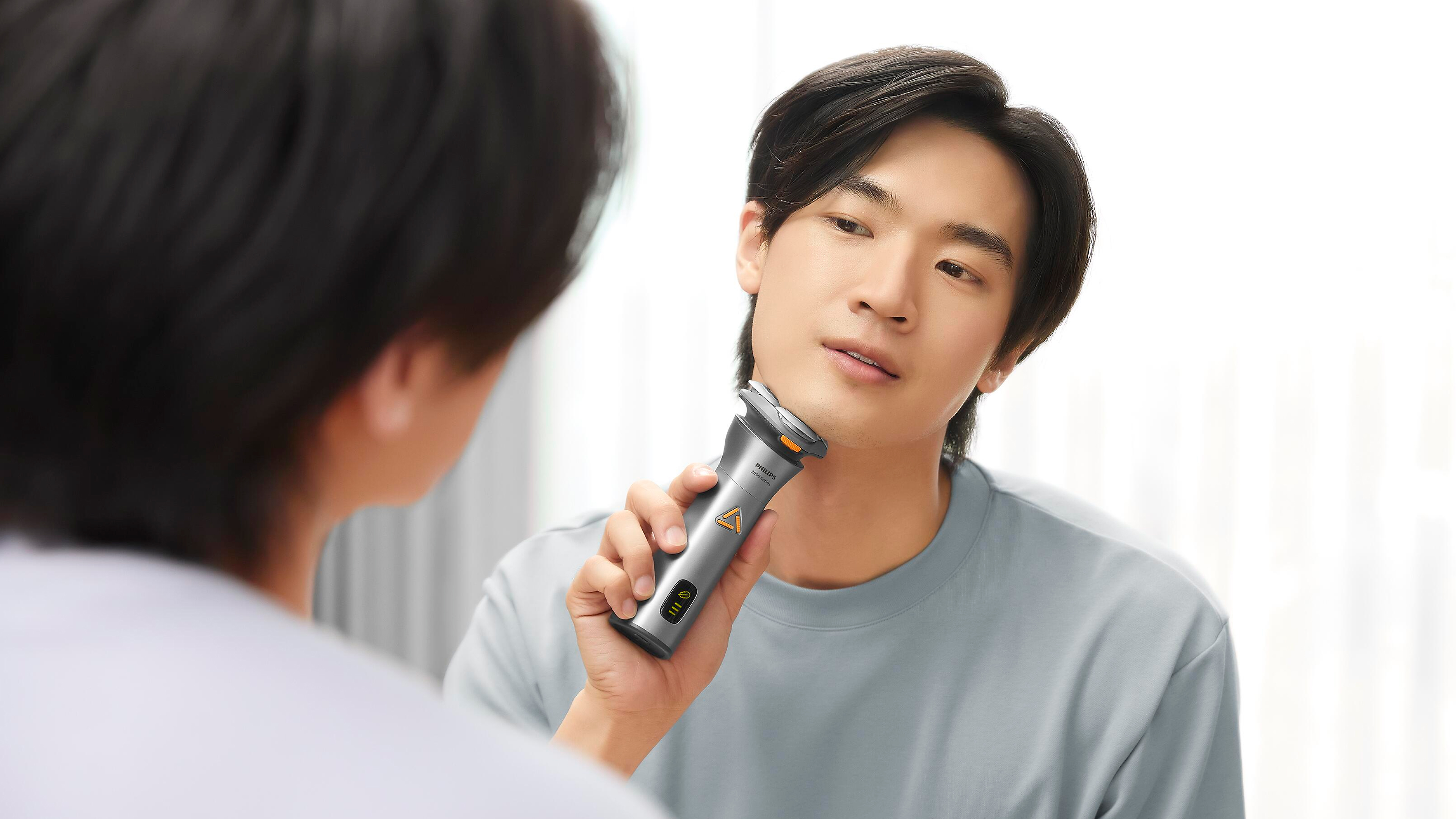 Man shaving with ergonomic Philips 3000 Series shaver