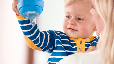 Ema hoiab last süles