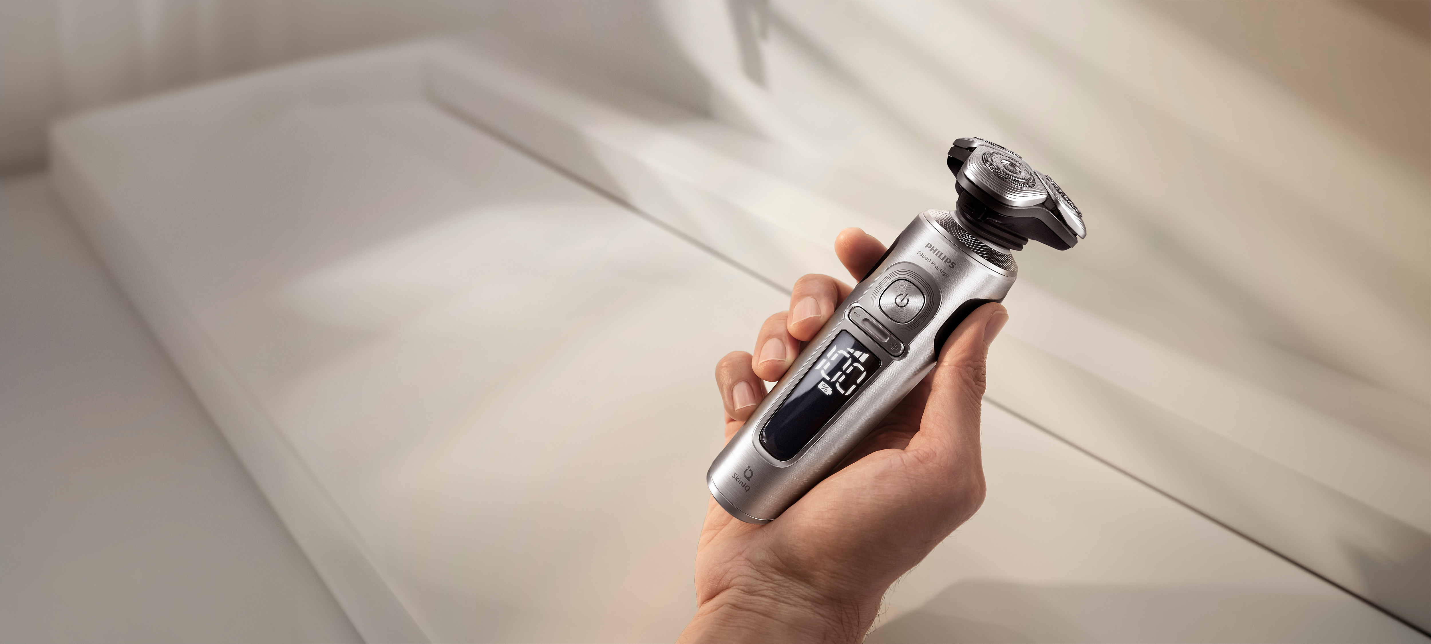 Una mano sosteniendo una cuchilla