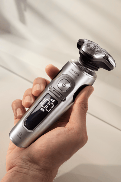 Una mano sosteniendo una cuchilla