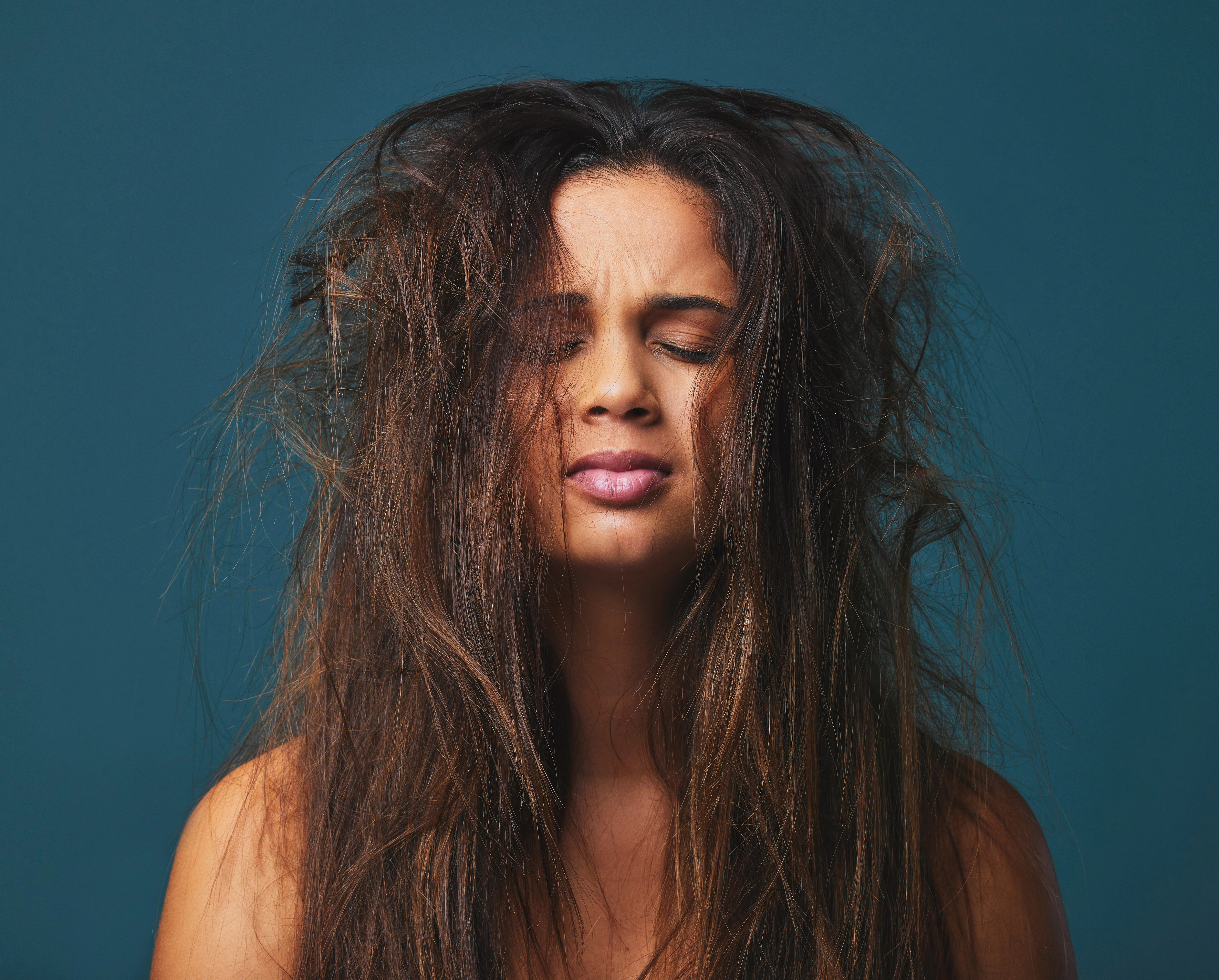 Păr frizzy: cauze, soluții anti-frizz și îngrijire pentru păr uscat și deteriorat