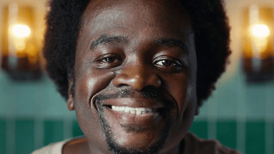 Muškarac s frizurom OneBlade s okruglom bradom