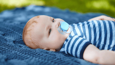 Bebé chupando tranquilamente el chupete