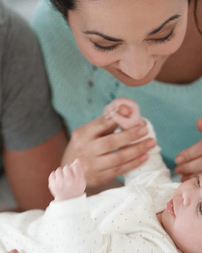 Familia feliz con la recién nacida