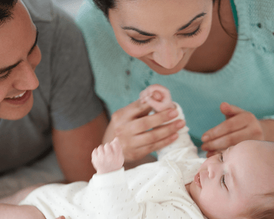 Familia feliz con la recién nacida