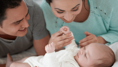 Familia feliz con un recién nacido.