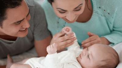 משפחה מאושרת עם תינוק בן יומו