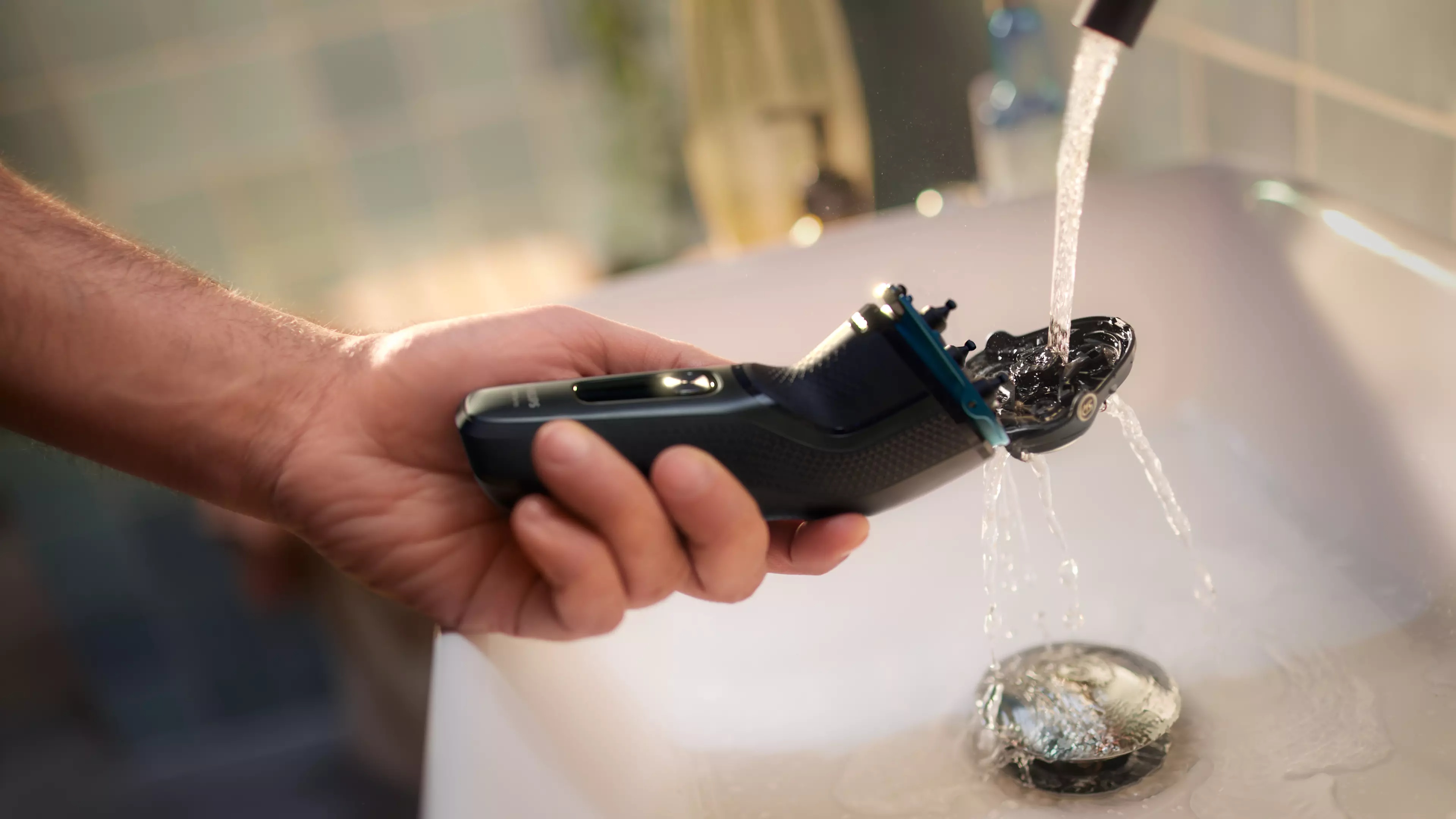 Mężczyzna czyszczący golarkę Philips pod wodą