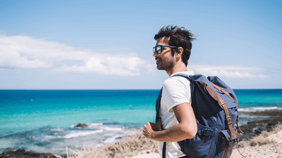 Mężczyzna wychodzący na zewnątrz z wiatrem w twarzy