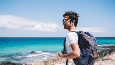 Mężczyzna wychodzący na zewnątrz z wiatrem w twarzy