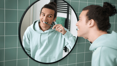 Підліток у дзеркалі під час ранкової процедури