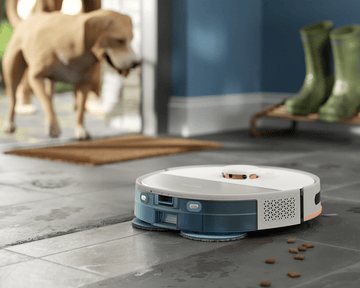 Robots putekļsūcējs mazgā flīžu grīdu ar dubļainiem ķepu nospiedu...