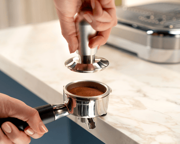 Utláčanie kávy pomocou poloautomatického kávovaru Philips