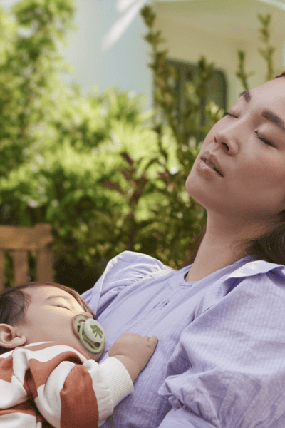 Una madre sosteniendo a su bebé