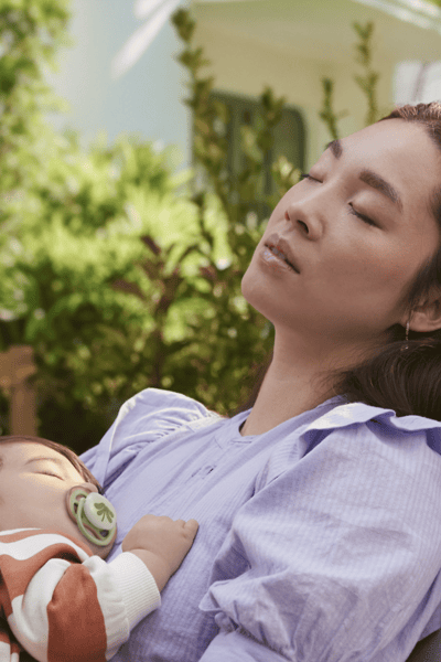 Matka držiaca svoje dieťa