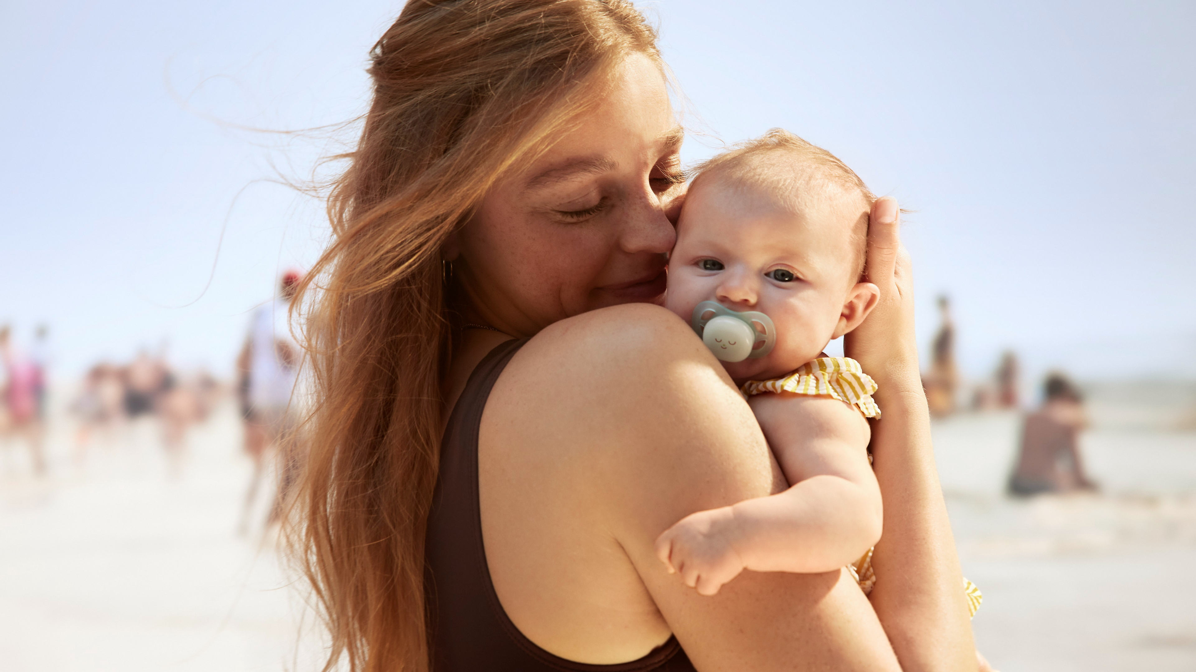 Maminka čte svému batoleti knihu