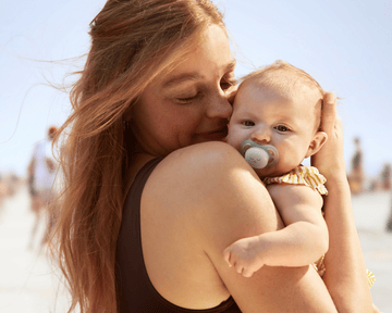 Maminka čte svému batoleti knihu