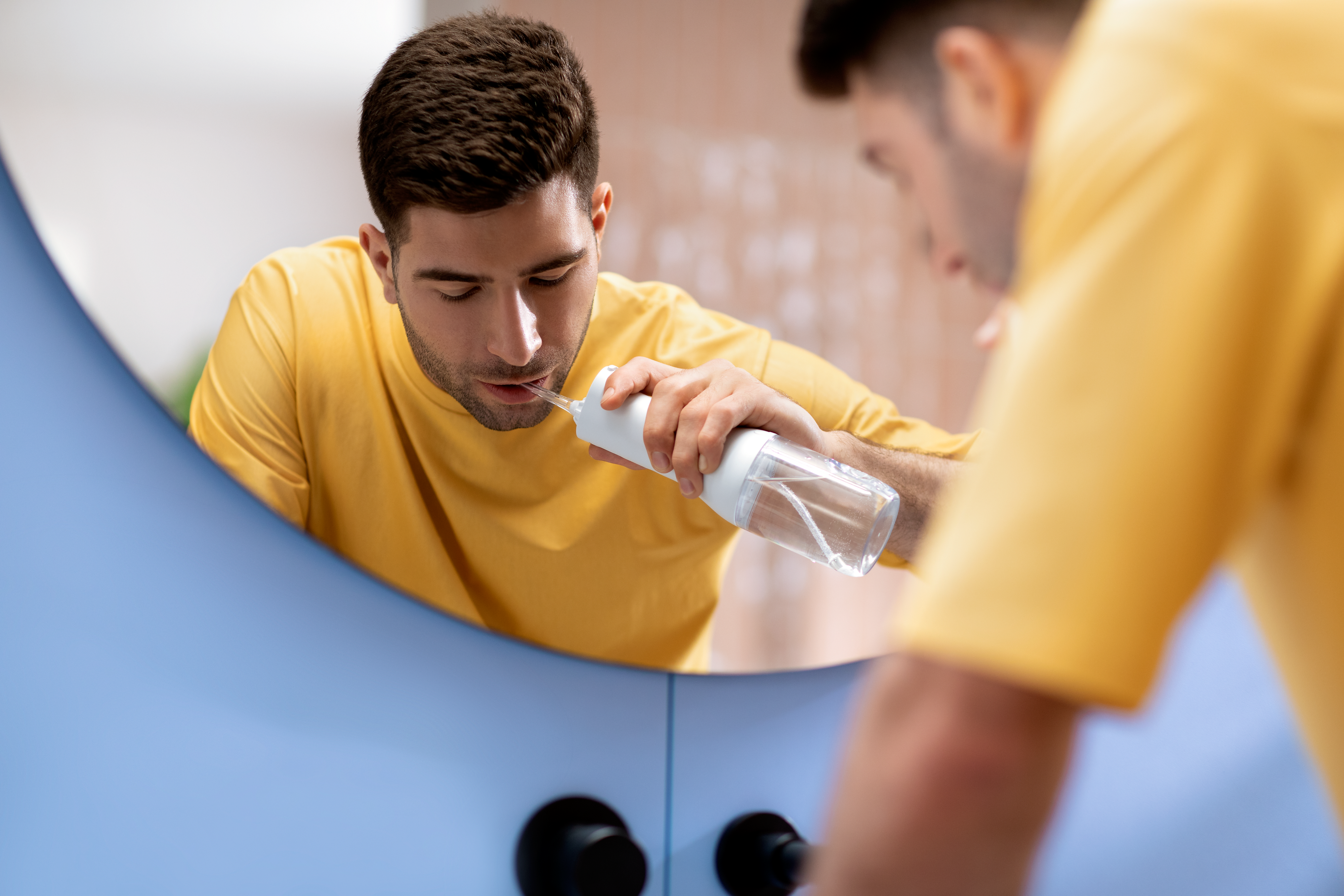 Чоловік використовує іригатор