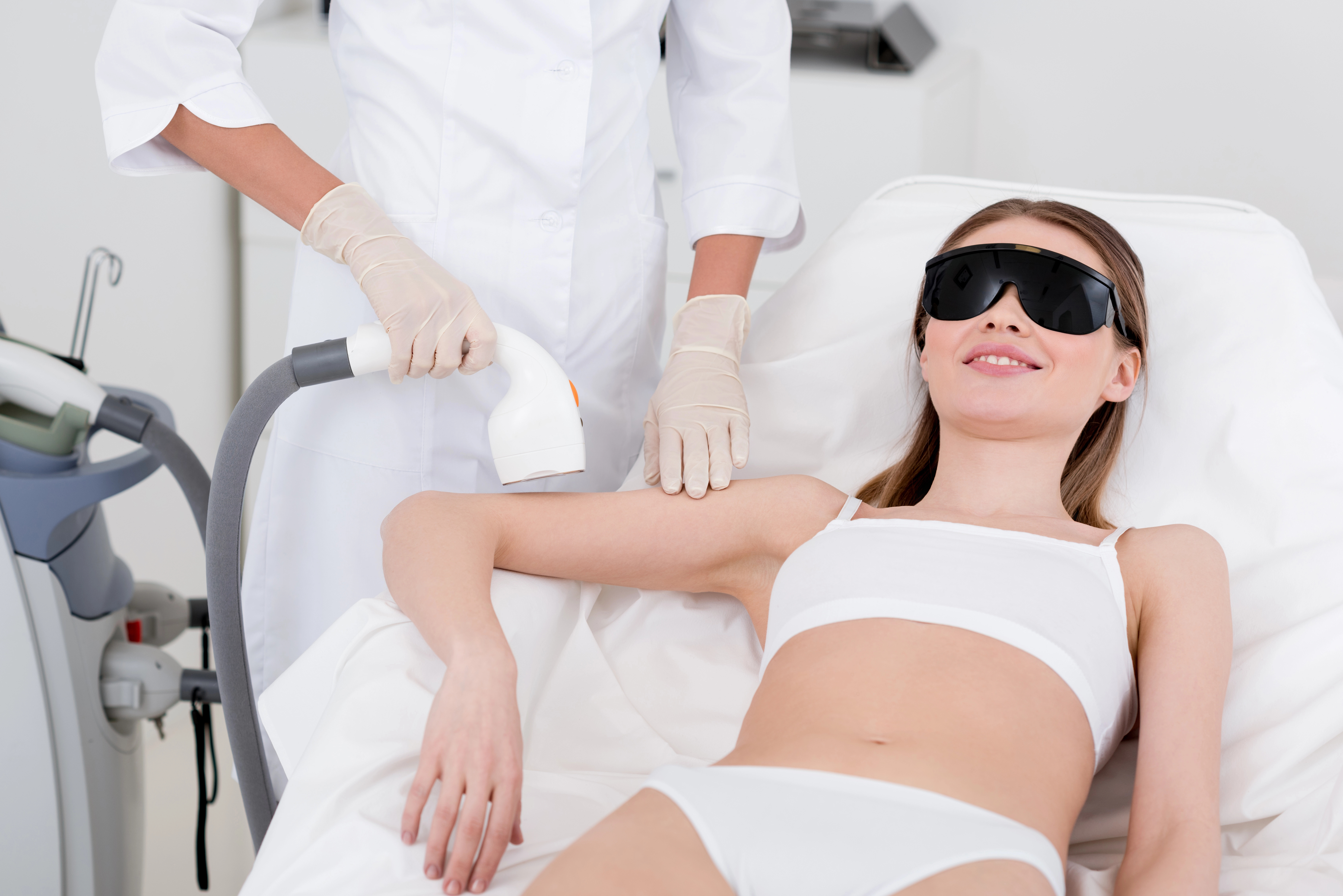 femeie-epilare-cu-laser-brat