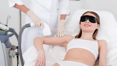 femeie-epilare-cu-laser-brat