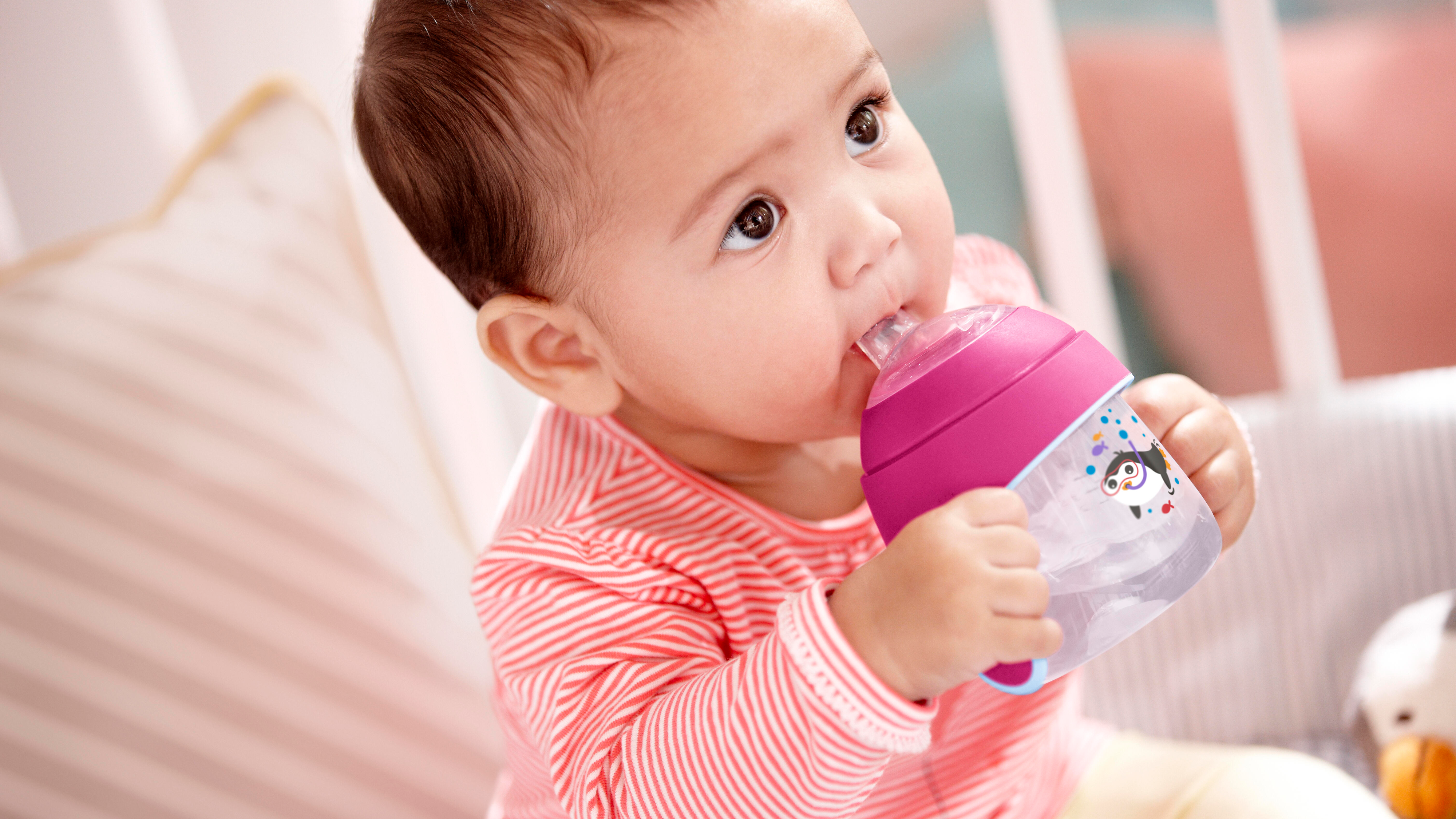 Un vaso con boquilla fácil para usted y su bebé: AVENT | Philips