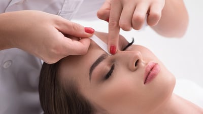 Fotografie cu o femeie care se relaxează după duș, cu o stare de spirit