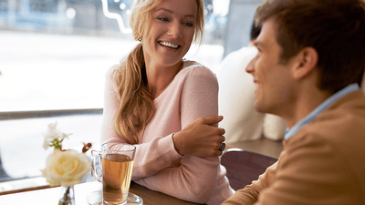 усміхнене обличчя жінки