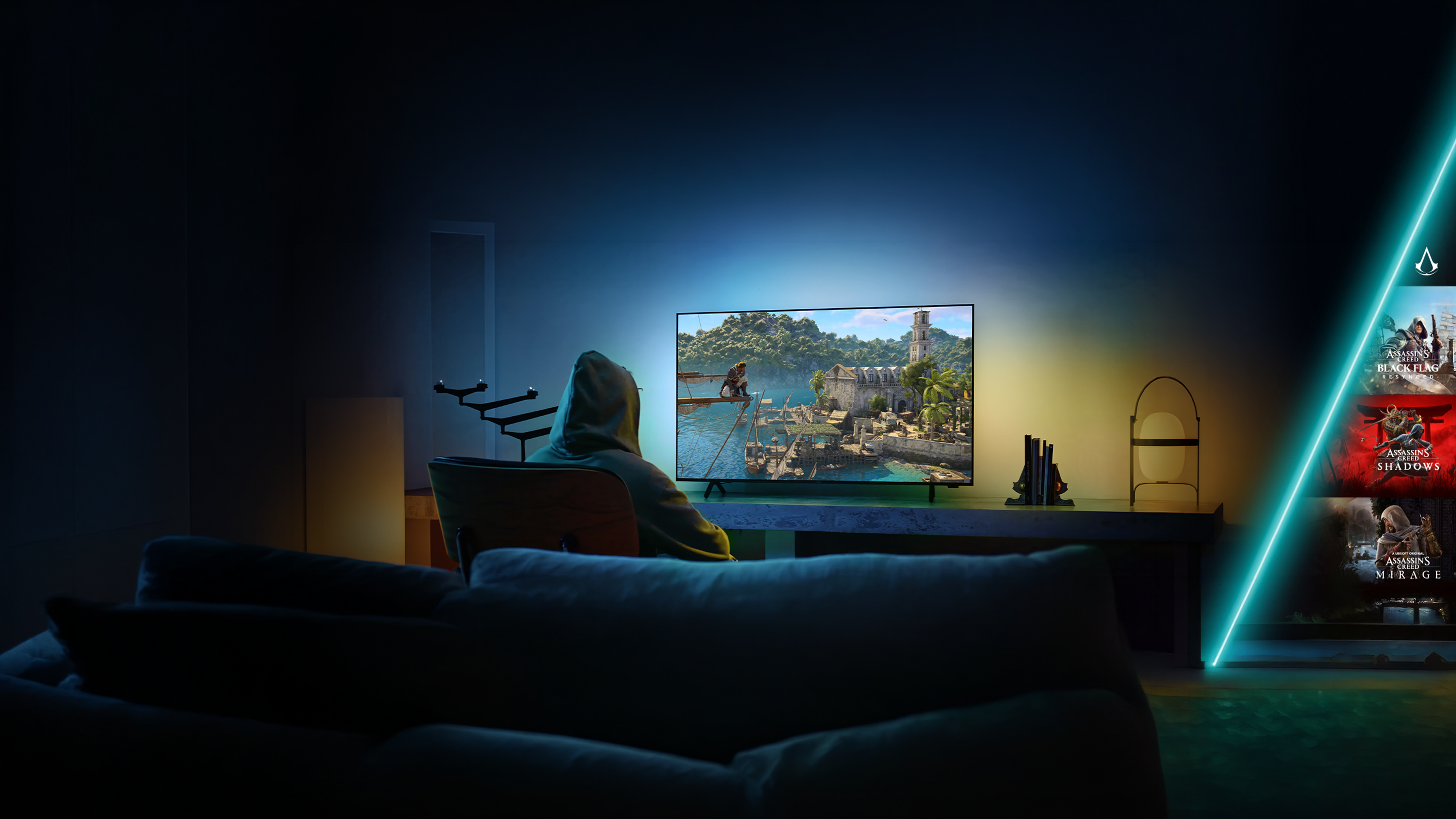 Person spielt Assassin’s Creed auf einem Philips Ambilight TV in einem stimmungsvoll beleuchteten Wohnzimmer.
