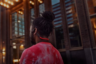 Atleet draagt open-ear-hoofdtelefoons.