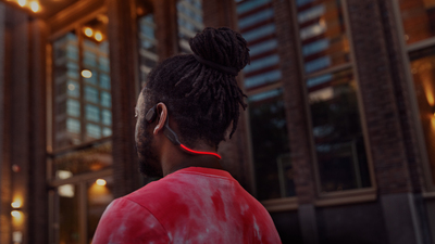 Športovec s otvorenými slúchadlami