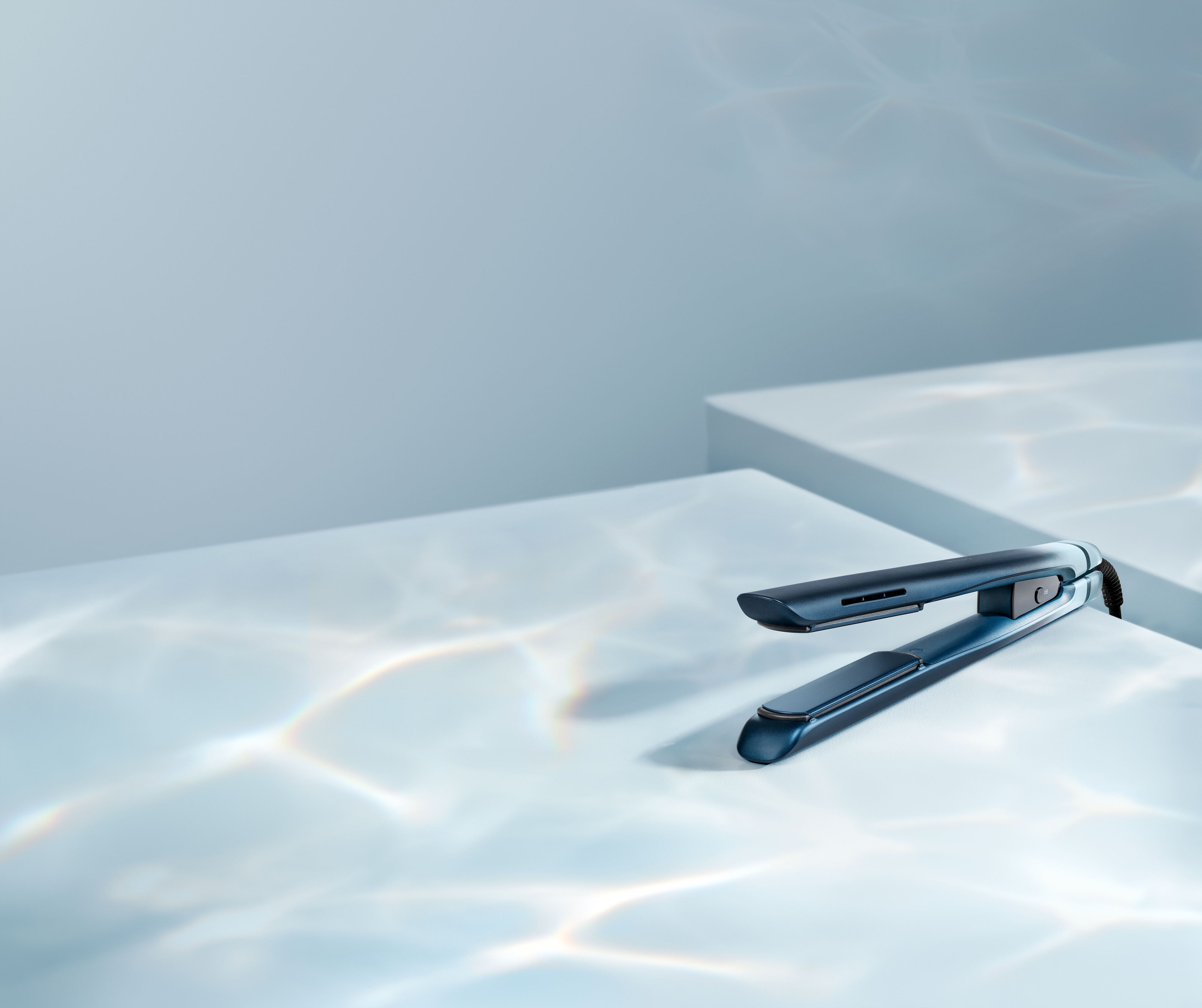 Philips Breakthrough Aqua SenseIQ technology for hydrated hair