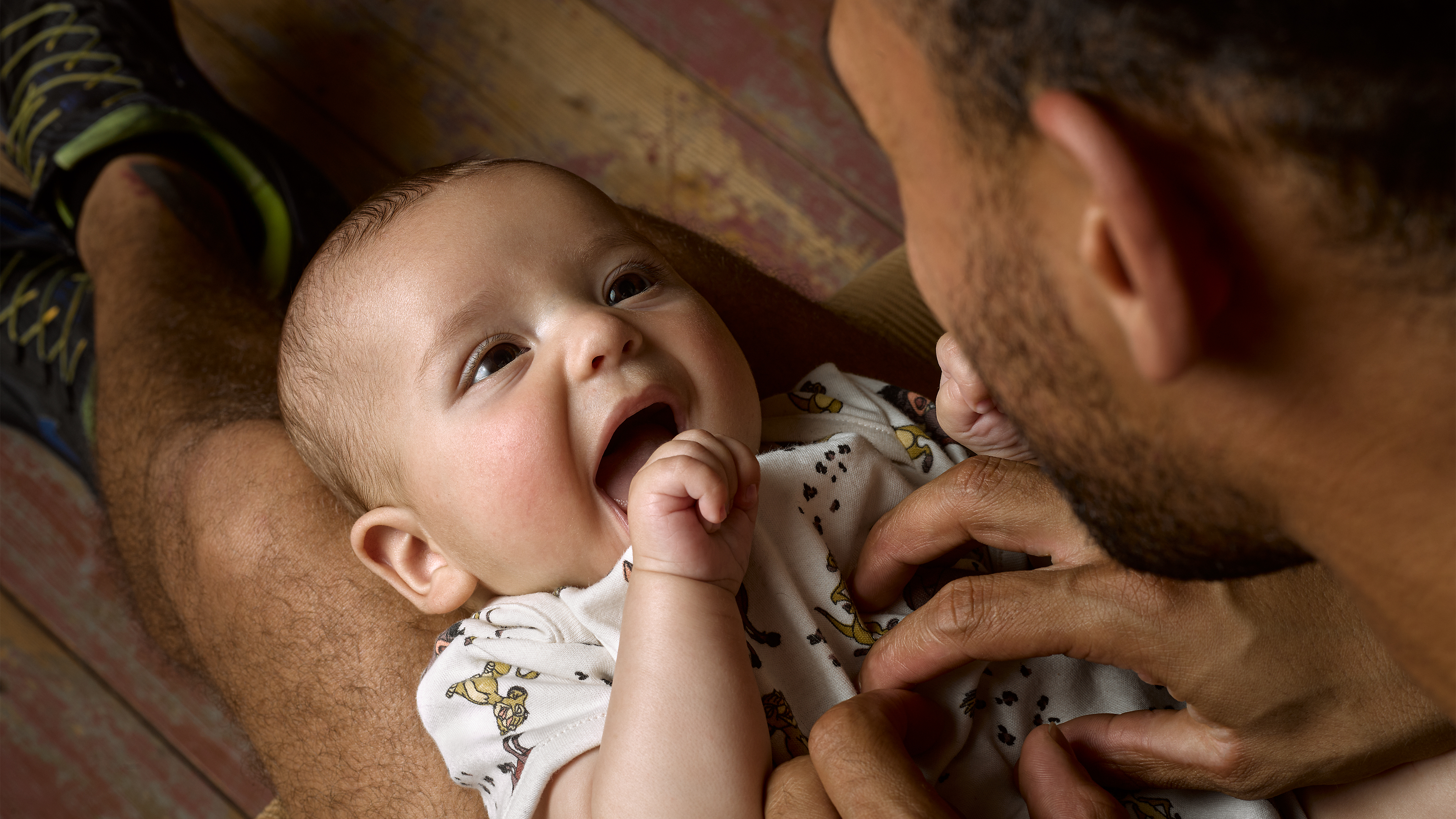 padre cuidando al bebé