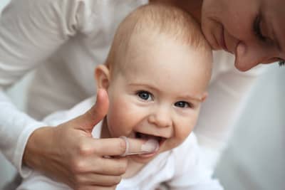 Cum se face corect periajul dentar la copii, inclusiv cu ața dentară