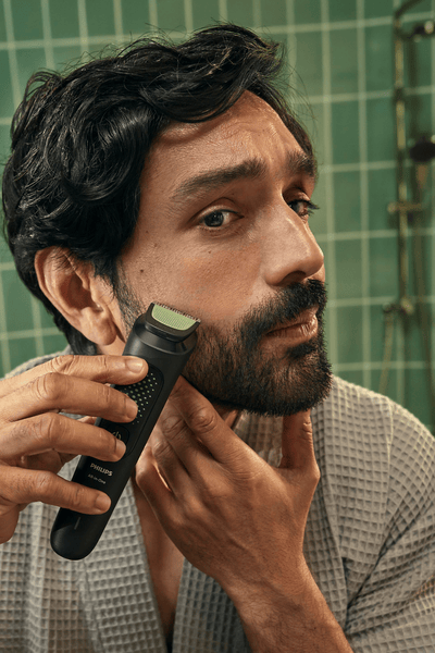 Bărbat care se bărbiereşte cu aparatul de tuns multifuncţional Philips 3000